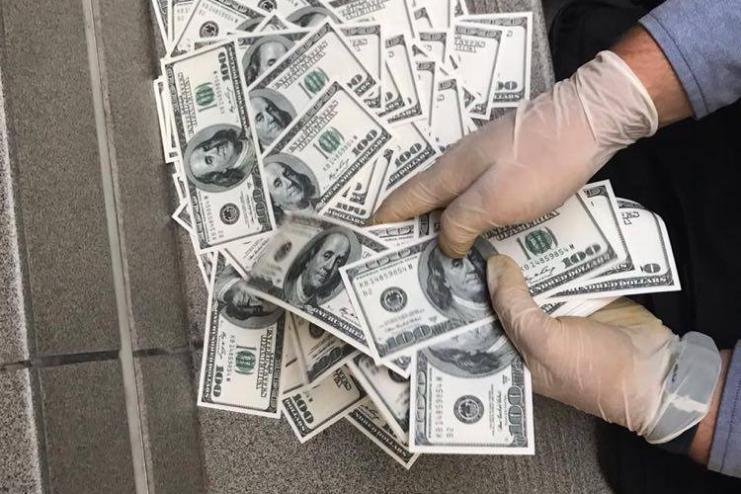 43 тысячи долларов за голоса на выборах: прокуратура задержала председателя комиссии с сообщником